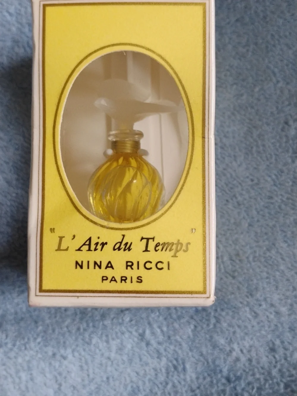 Nina Ricci Samples - Picture 2 of 2